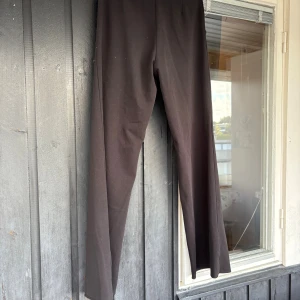 Svarta kostymbyxor  - Svarta kostymbyxor med rak och vid passform.