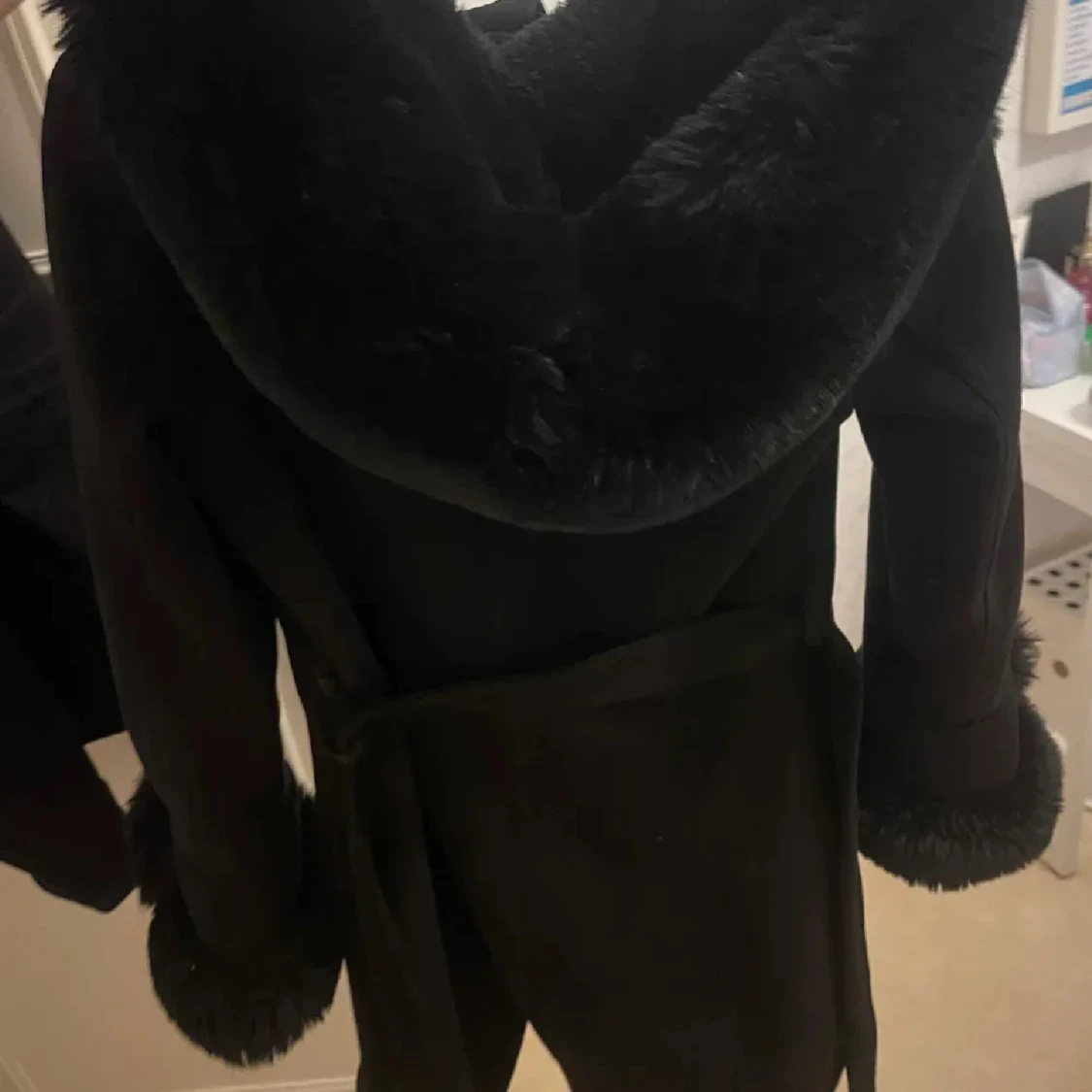 Svart pälsjacka med bälte och krage - 1