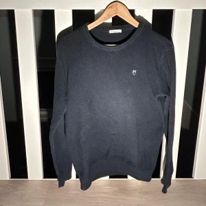 Mörkblå stickad tröja Knowledge Cotton - Säljer nu denna snygga Knowledge Cotton crewnecken i färgen marin blå. Den är varsamt använd och i mycket bra skick. Storlek S men skulle kunna passa M. Hör gärna av er vid frågor!!
