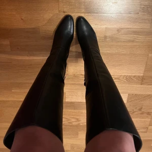 Stövlar i äkta läder  - Superfina stövlar i äkta läder (får skinn) 😍 storlek 37, helt nya och aldrig använda, köpta på nakd för 1699 🫶