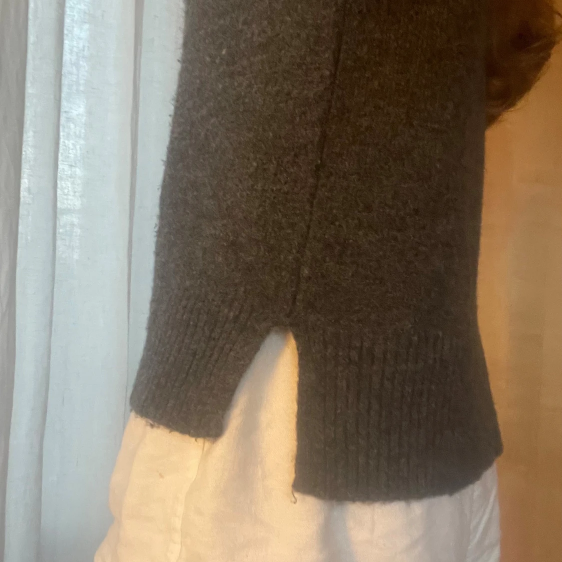 Mörkgrå stickad polotröja  - 1