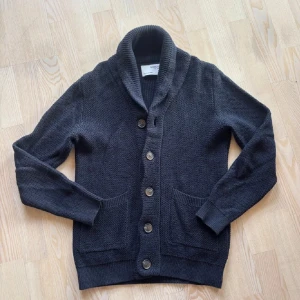 Stickad Cardigan - Tja säljer just nu denna feta marinblåa stickade cardigan ifrån Selected home i storlek S för endast 399kr! Priset är ej hugget i sten! Skriv i dm vid funderingar!🙌