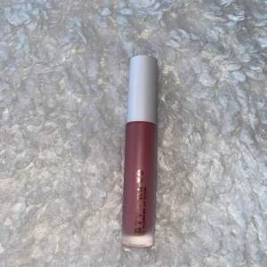 NA-KD Plumping Lip Gloss Pink - Plumping lip gloss i färgen Pink från BYN X NA-KD. Kommer i en smidig tub med vit kork och transparent hylsa som visar den rosa nyansen. Ger glansiga läppar med en hint av färg och plumpande effekt. Vegansk och tillverkad i Italien. Den är helt oanvänd i färgen pink.  Vänligen läs min bio innan du gör ett köp; där hittar du bland annat information om leveransprocessen med mera 😊