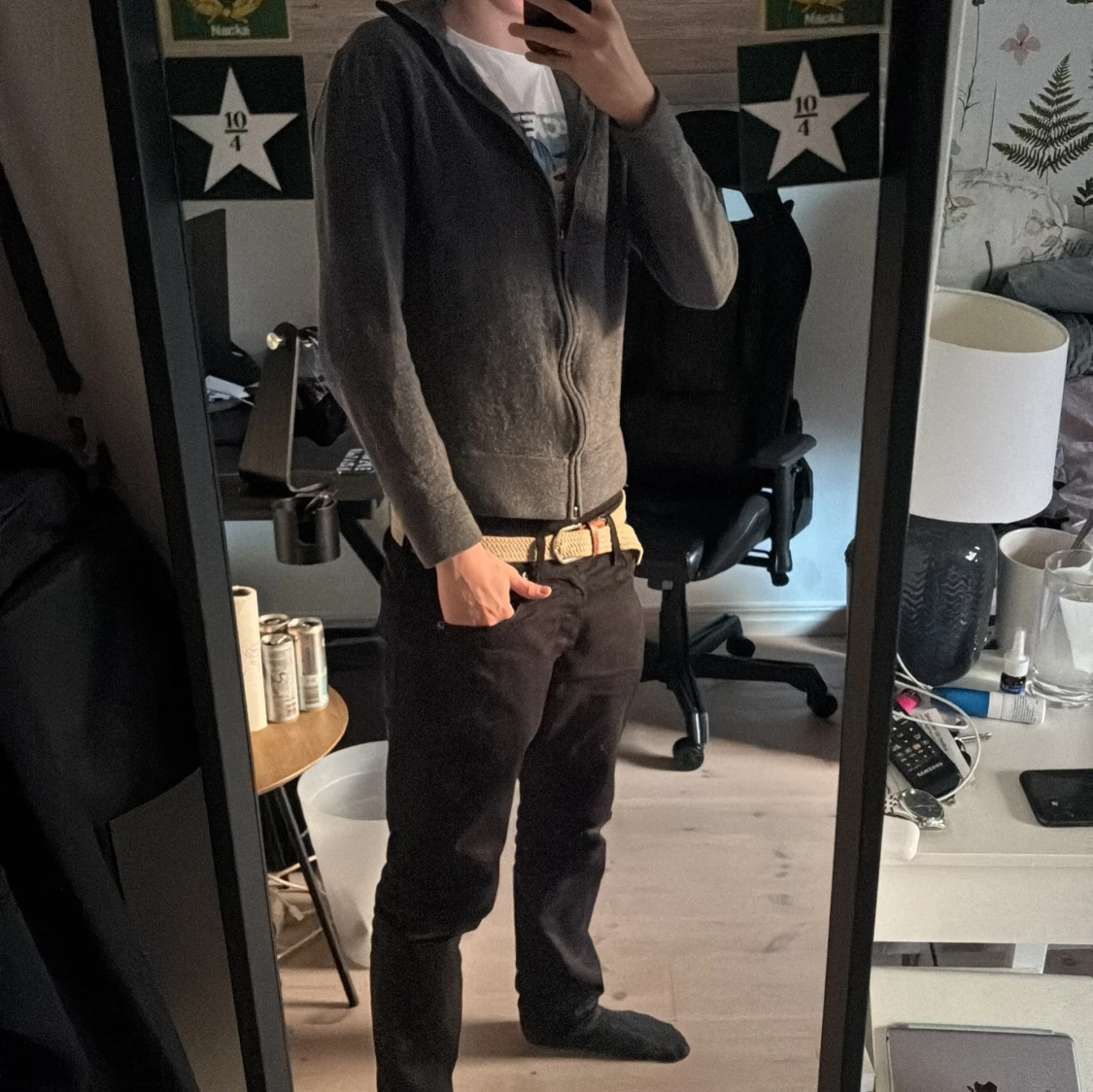 Mörkgrå hoodie från These Glory Days