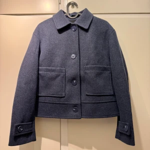 Mörkblå jacka från lager 157, XS - Snygg mörkblå jacka från 157 i xs. HELT NY!!! (Köpte fel storlek)Skriv för mer bilder och frågor så svarar jag så fort jag kan pris går altid att diskuteras💕💕