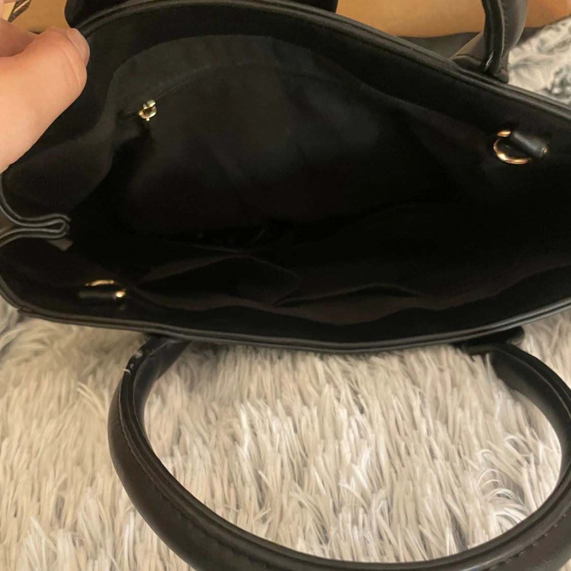 Svart handväska med gulddetalj - 3