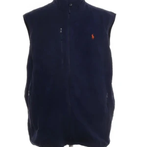 Marinblå fleeceväst Polo Ralph Lauren - Marinblå fleeceväst från Polo Ralph Lauren i storlek XXL. Västen har dragkedja framtill, hög krage och den snygga Ralph Lauren på bröstet , vill sälja den pga den inte passar längre , men riktigt snygg har fått många komplimanger av den, inget fel på västen (knappt använd)men undrar du något så hör av dig bara så kan vi diskutera, pris , mått osv 