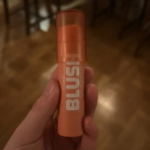 Technic Blush Stick i persikofärg - Krämrouge i stickformat från Technic i en snygg persikoorange nyans. Enkel att applicera direkt på kinderna och smälter fint in i huden. Kommer i en praktisk plastförpackning med genomskinligt lock, perfekt att ha med i väskan. Inte använd