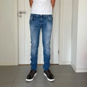 Replay Anbass jeans - Säljer nu dessa Replay Anbass jeans, W32 o L32, skriv för fler bilder/frågor🙌🏼