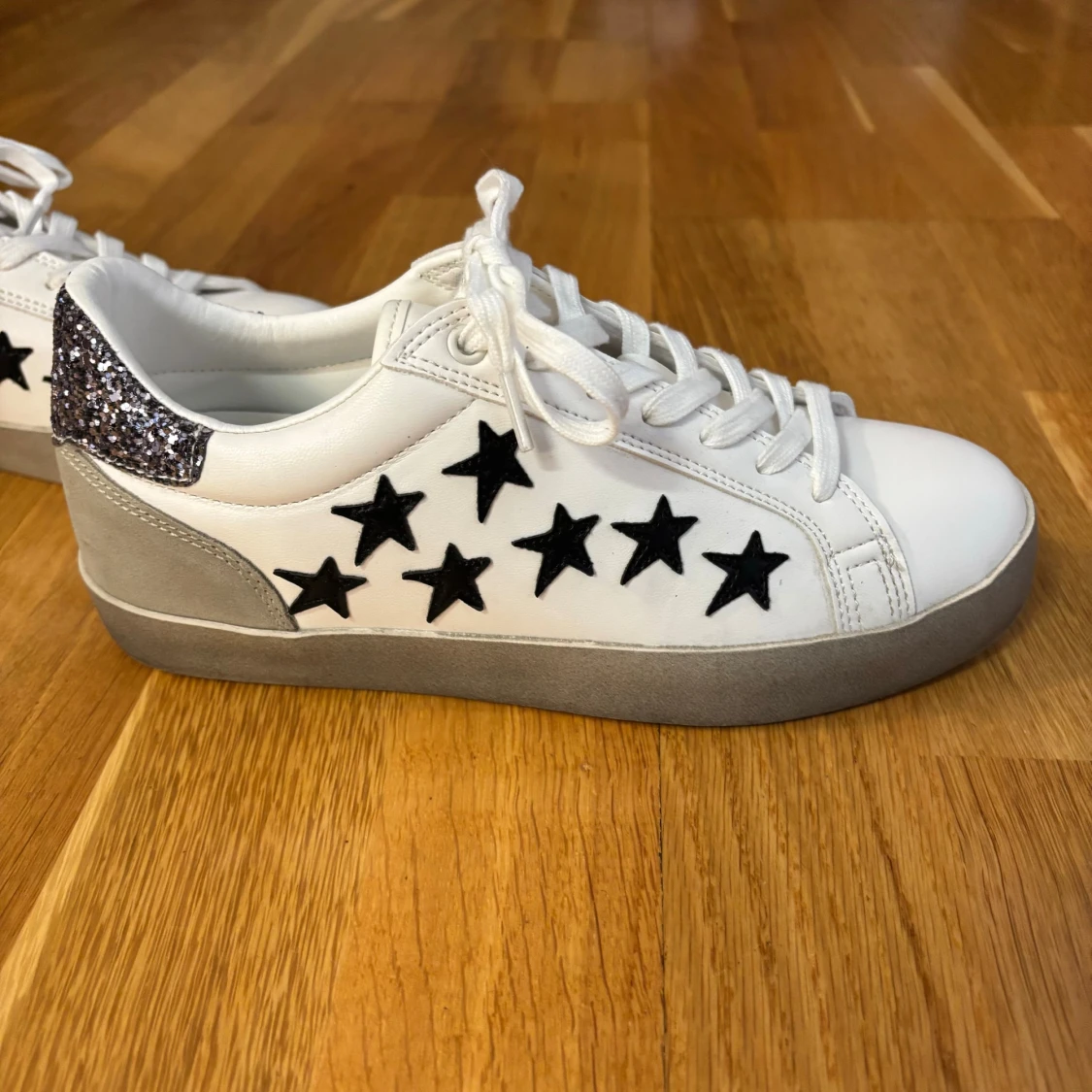 Vita svart silver glitter skor sneakers stockholmsstil trendy trendig populär stjärna stjärnor detaljer