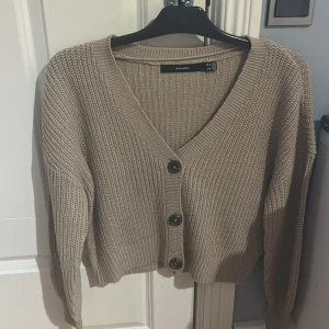 Beige stickad kofta från Vero Moda - Säljer en beige stickad kofta från Vero Moda. Används aldrig och är i bra skick