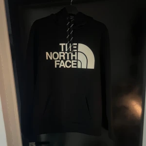 Svart hoodie från The North Face - Svart hoodie från The North Face med stor vit logga på bröstet. Är i absolut nyskick!