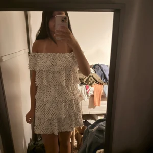 prickig klänning - säljer denna jättepopulära klänningen från zara! stl s! skriv för mer frågor🥰 pris kan möjligtvis diskuteras. bra skick!