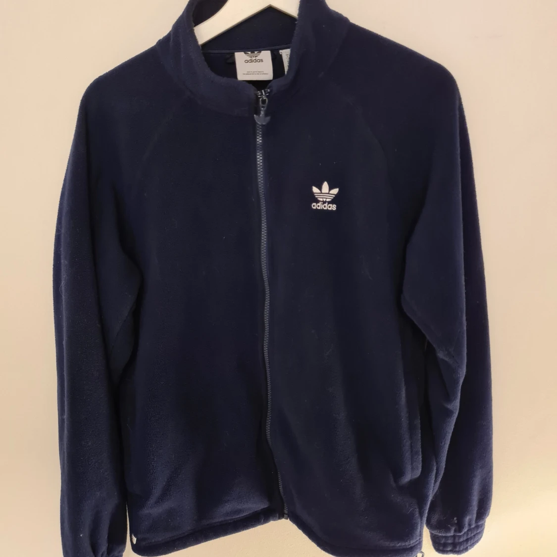 Mörkblå fleecejacka från Adidas