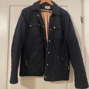 Jacka - Fin marinblå höst/vår jacka i storlek L. Använd ett fåtal gånger