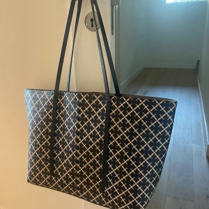 Malene Birger väska  - Jag säljer denna superfina väska från Malene Birger. Väskan är rymlig och perfekt för att bära med sig allt man behöver. De finns tecken på användning. 