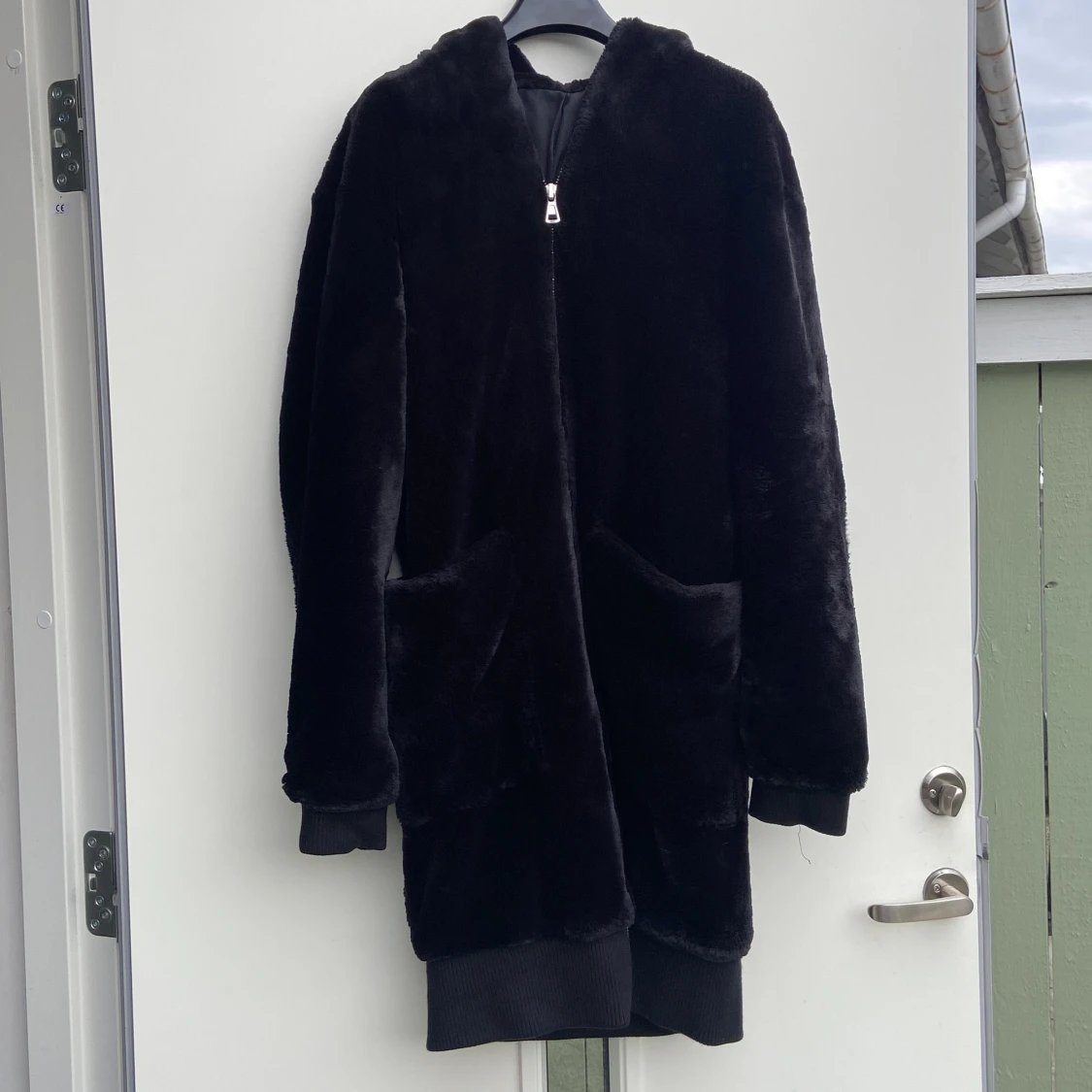 Svart pälsjacka med huva st.M - 3