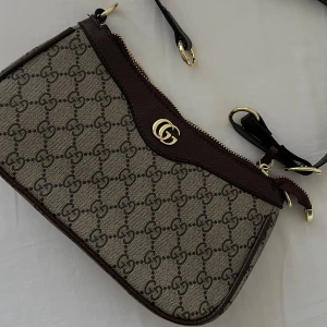 Brun väska  - Liten elegant väska till salu 