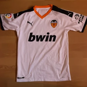 Valencia tröja  - Oanvänd Valencia tröja köpt från classicfootballshirts. Tröjan är från året 2017 och är helt ny i skicket