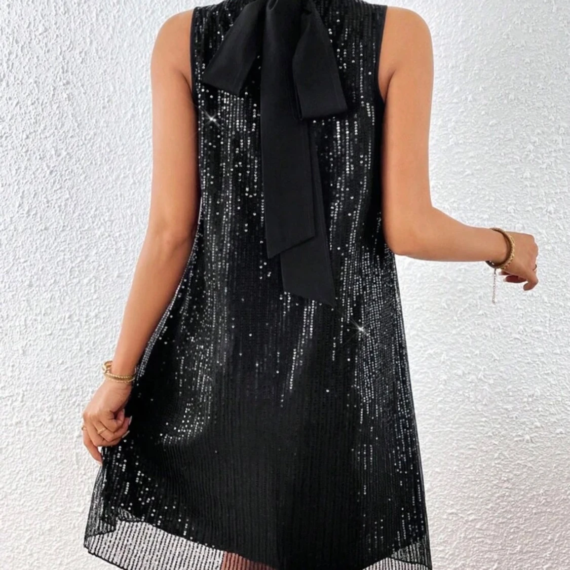 Svart glittrig kort klänning med rosett - 1