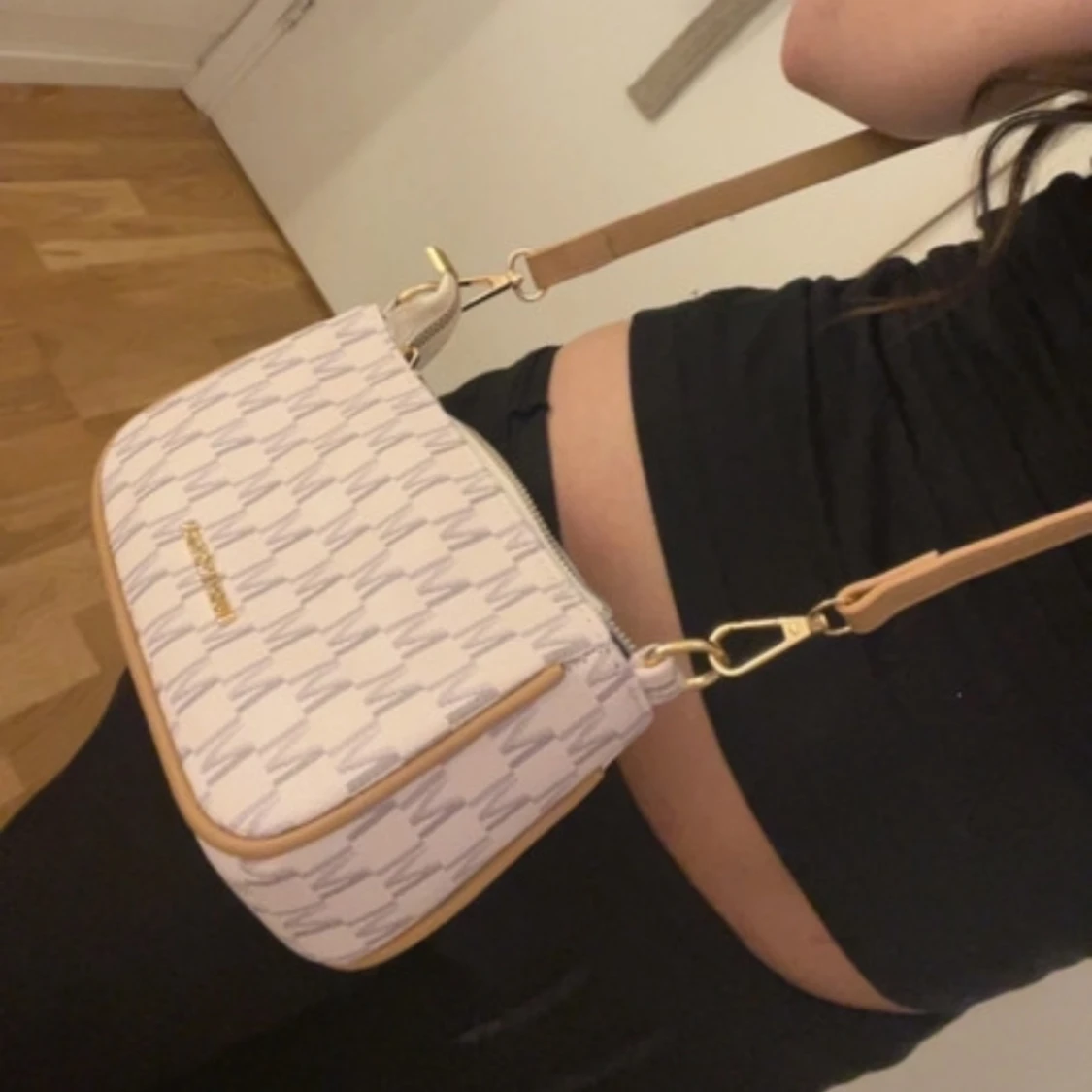 Beige axelväska från JUCWENCMILAN - 1