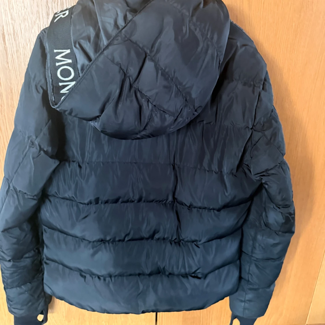 Svart Moncler pufferjacka med huva - 2