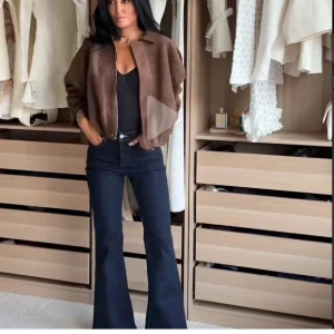 Brun mockajacka - Säljer denna populära bruna jacka i mockaimitation med klassisk krage och vida ärmar. Jackan har en loose passform och stängs med knappar framtill. Perfekt för dig som gillar en chill och trendig look. 