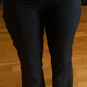 Svarta kostymbyxor med straight fit - Snygga svarta kostymbyxor med rak passform och klassisk midja. Perfekta för en clean och stilren look, passar till skjorta eller t-shirt. 