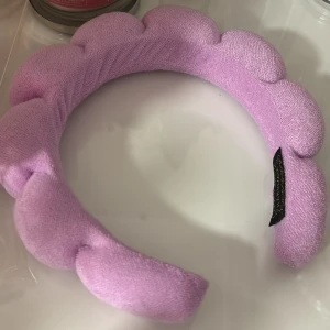 Lila vadderat diadem i frotté - Supergulligt lila diadem med vadderad, bubblig design. 