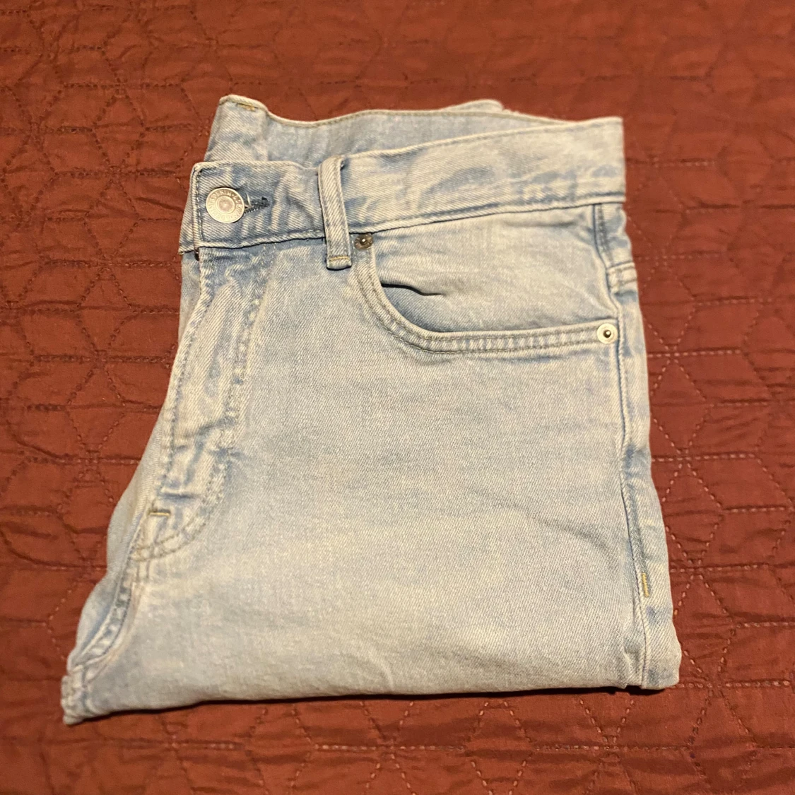 H&M ljusblå raka jeans i klassisk modell - 3