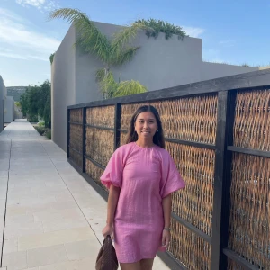 Rosa kortklänning med puffärmar &other stories - Säljer en söt rosa kortklänning med puffiga kortärmar och rund hals. Klänningen har en loose passform och är gjord i ett mjukt bomullsmaterial som känns skönt mot huden. Priser kan diskuteras vid snabb affär. Nypris 890 kr