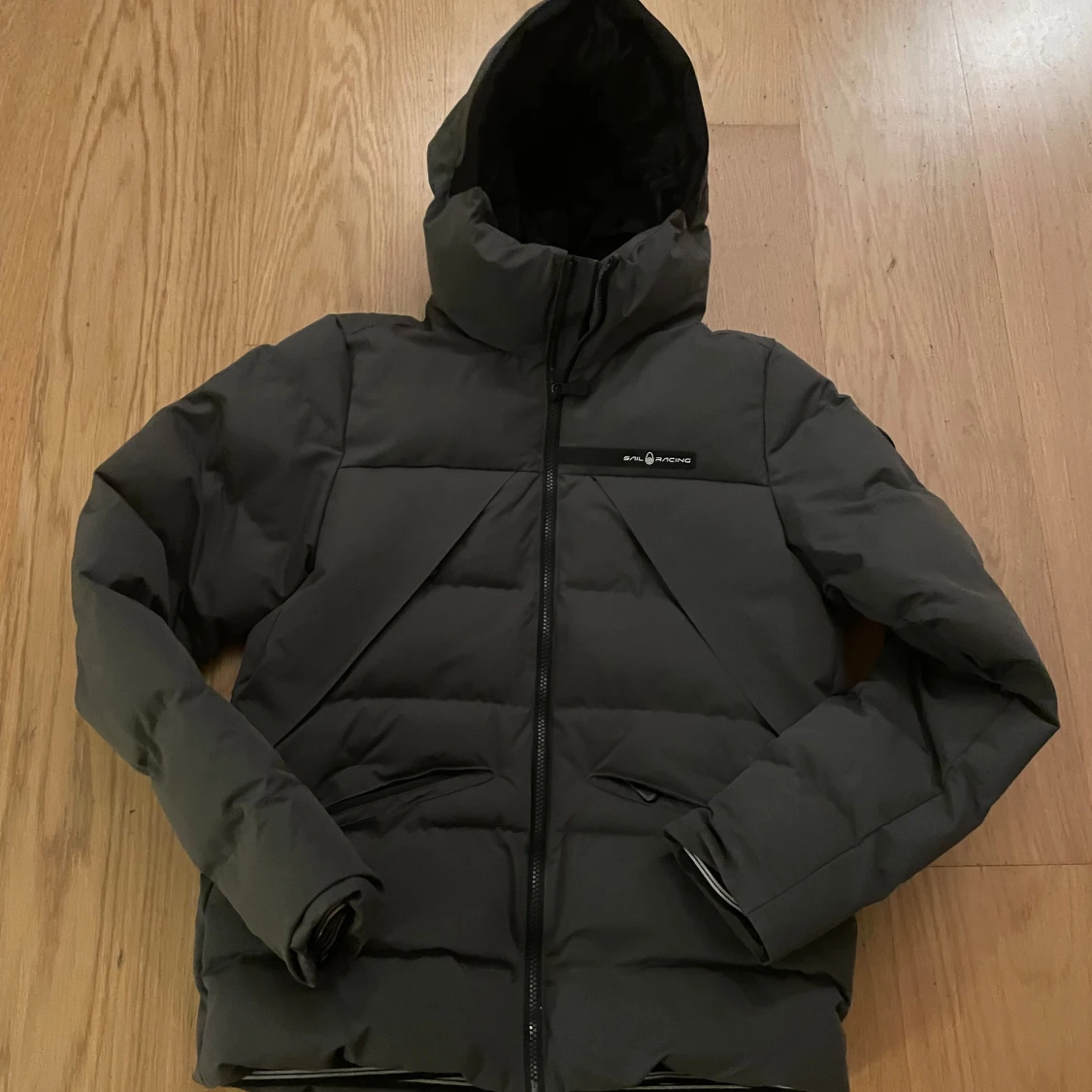 Svart pufferjacka Sail Racing (T8 jacket)