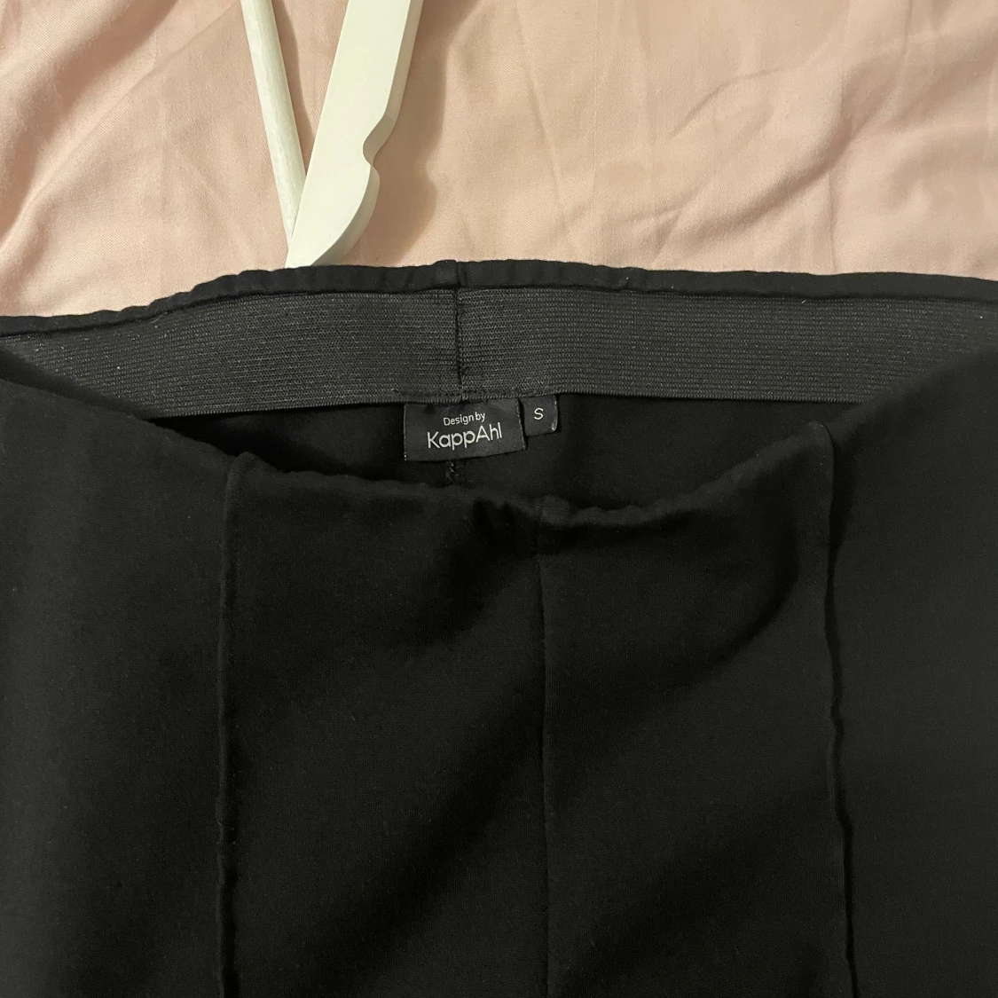 Svarta bootcut byxor från KappAhl - 2