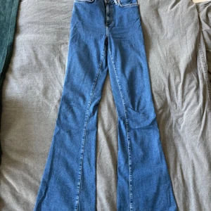 Blåa jeans med utsvängda ben - Säljer då jag inte gillar blåa jeans på mig själv, oanvända💖