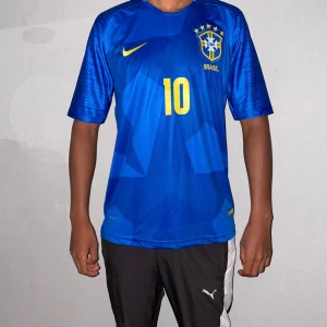 Brasilien neymar jr 10 strl am - Helt ny. Fin replika med grym kvalitét. Modellen är 175cm väger 67 kg, Bär storlek M. Pris: 300kr. Först till kvarn. Skickas direkt inom 24 h