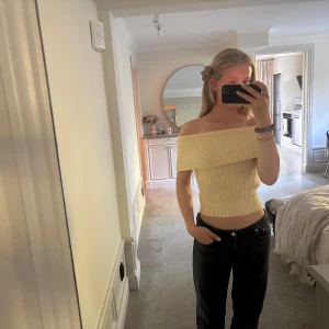 Offshoulder topp - Säljer en  ribbad topp med offshoulder-design. Toppen har en bred, vikt kant över axlarna som ger en snygg och trendig look. Perfekt att styla med jeans eller kjol och passar till många tillfällen.💛💛💛