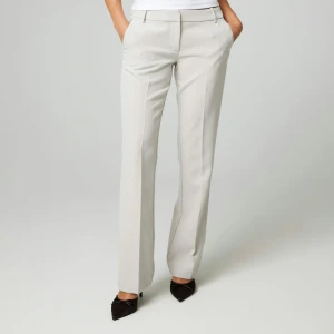 Beiga kostymbyxor  - Snygga beiga kostymbyxor från bikbok, knappt använda för gillar inte färgen 