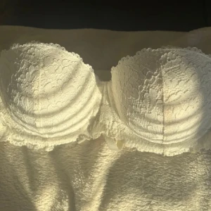 Vit spets bh - Vacker vit spets bh som är helt oanvänd. 