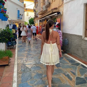 Sommarklänning🤍 - Skit snygg halterneck klänning med spets🤍 denna är ifrån Shein men är verkligen jättefin och bra material! Använd enbart 1 gång. Ska nämnas att den inte är kritvit!! Orginalpris 309kr