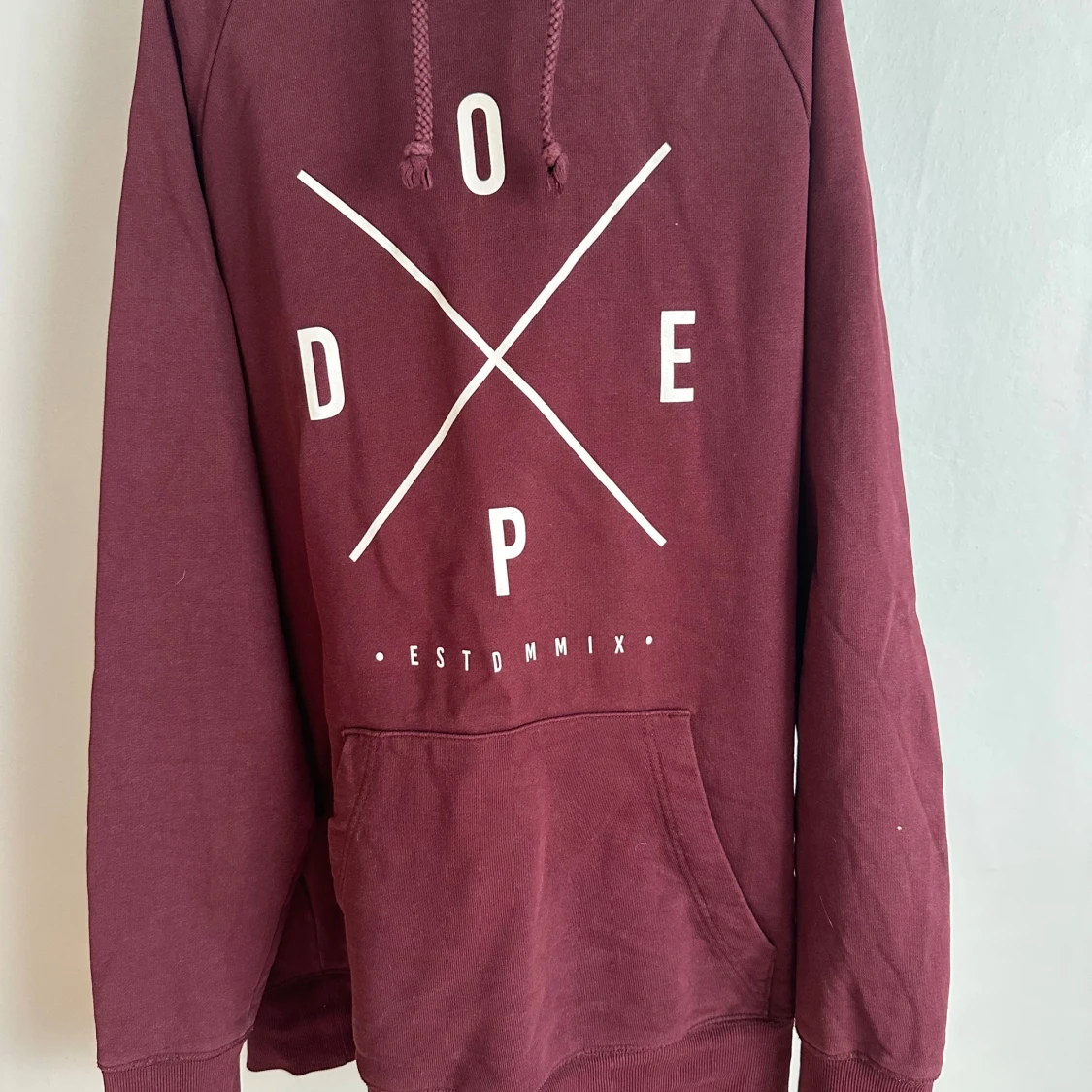 Vinröd hoodie från Dope med tryck - 1