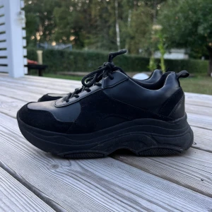 Chunky sneakers - Ett par svarta lite högre chunky sneakers som knappt är använda 🖤 Storlek 40 men passar mig även bra som har stl 39!  Sulans höjd: 5 cm Längd (på utsidan): 27 cm