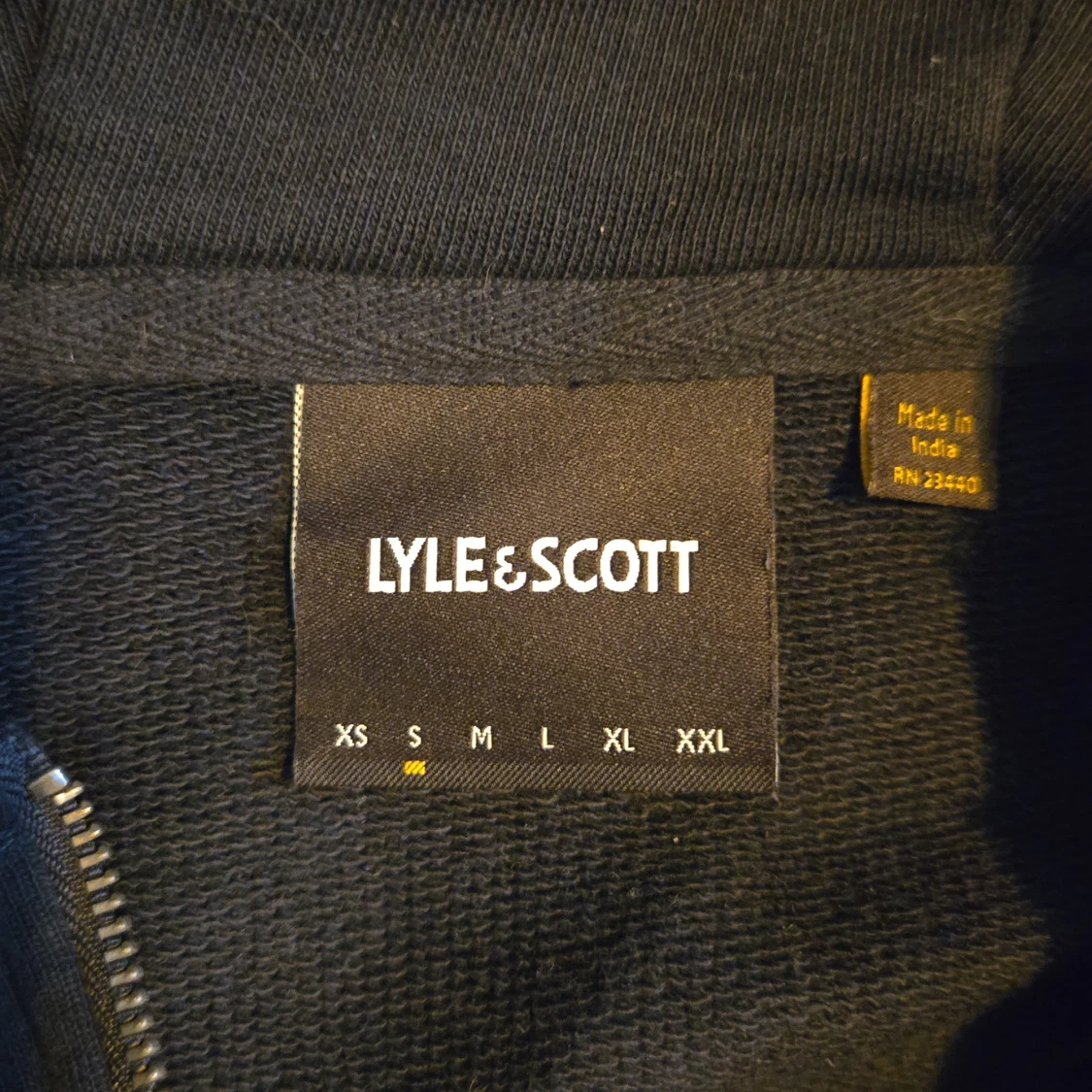 Mörkblå hoodie från Lyle & Scott - 1