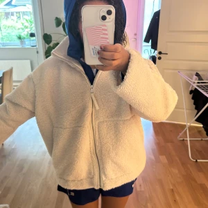 Vit teddyjacka med dragkedja - Mysig vit teddyjacka med hög krage och hel dragkedja framtill. Använt några gånger, men annars rätt ny! köpte för 500