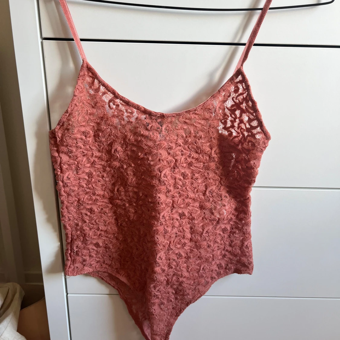 Korall färgad spetsig body