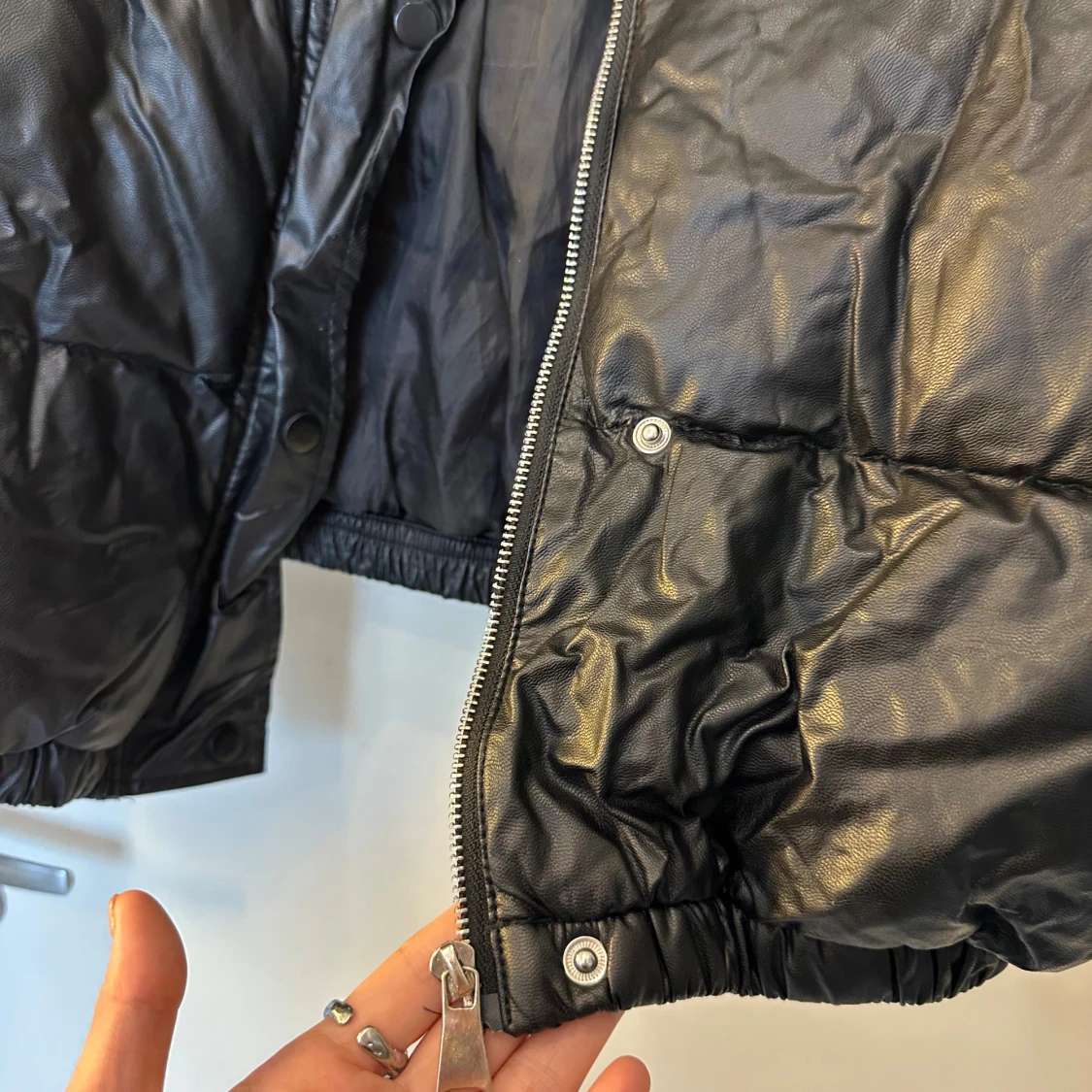 Svart pufferjacka i skinnlook från Flm - 2