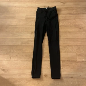 Svarta Molly jeans från Perfect Jeans - Svarta Molly jeans från Perfect Jeans i skinny fit. Byxorna har klassisk femficksdesign, dragkedja och knapp framtill samt bälteshällor. Snyggt åtsittande modell med hög midja och stretchigt material för en bekväm känsla.