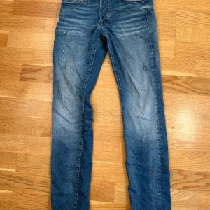 Jack and Jones slim  - Säljer nu dessa Jack and Jones super skick med slitningar st 27:30 använda Max 5 ggr sitter super bra köpt för 899 i butik säljer för 349 diskuterbart vid snabb affär.