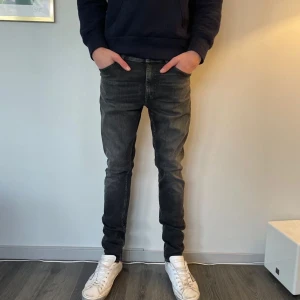 Tiger of Sweden jeans  - | Tiger of Sweden Jeans | Skick 9/10 | Strl 32/34 | Pris 499 | Modell - Evolve | Modellen på bilden är ca 185 | Hör av dig vid minsta fundering! 