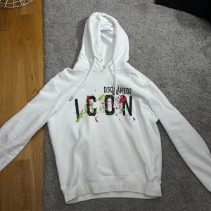 DSQUARED2 Hoodie - Säljer nu denna tvär feta dsquared hoodie då den inte kommer till lika mycket använding längre. Den är storlek M men sitter mer som S/M. Den är sjukt bra skick. 100% äkta✅Orderbekräftelse finns. Vid frågor och fungeringar är det bara att skriva.