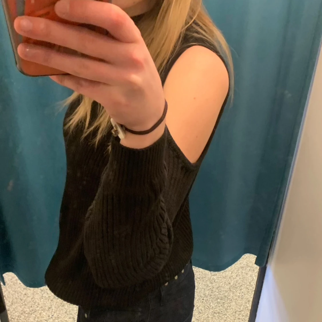 Stickad tröja med hål på axlarna - 2